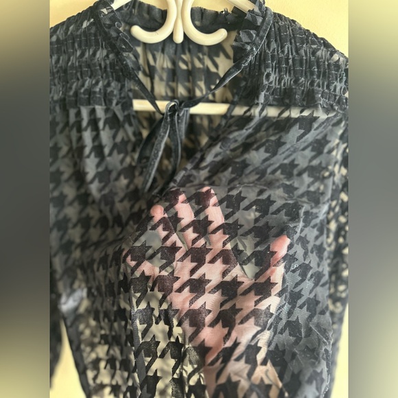 ✌️4/$20✌️Houndstooth blouse - Picture 5 of 8